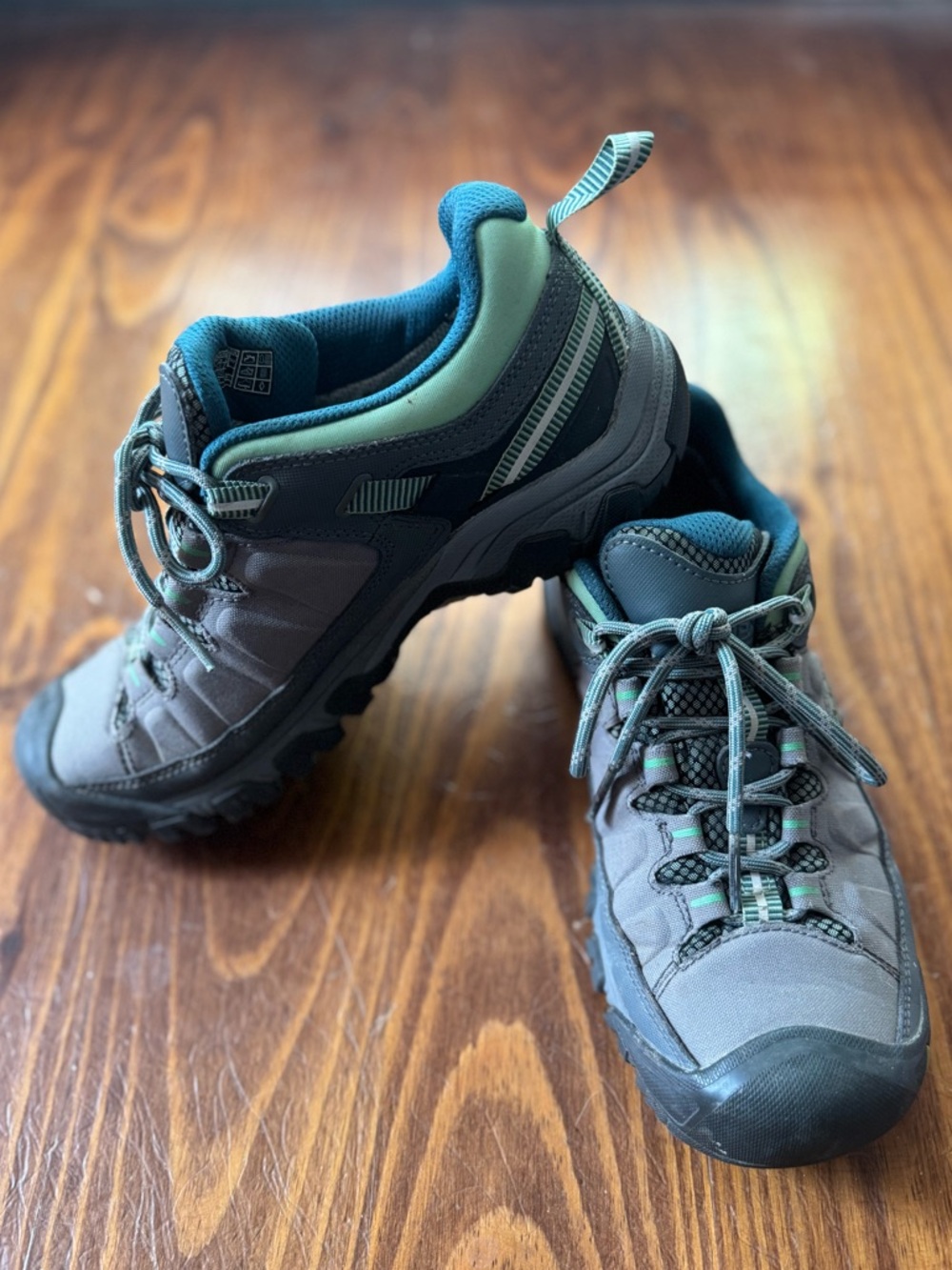 Keen Women's Low Hiking Waterproof Shoes - Size 9